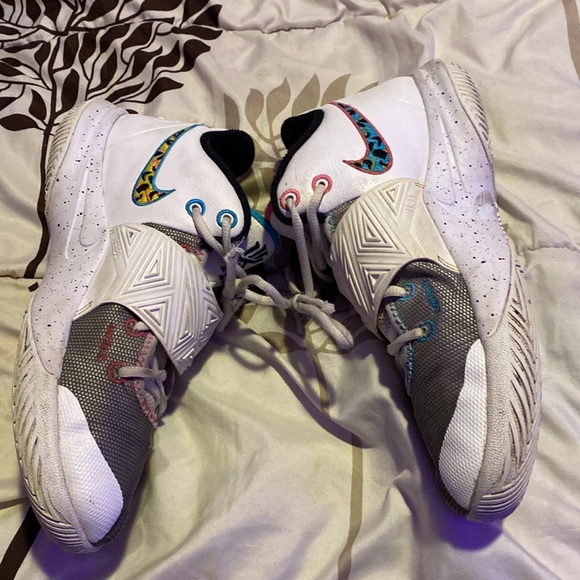 Nike Kyrie 3s - Picture 6 of 6